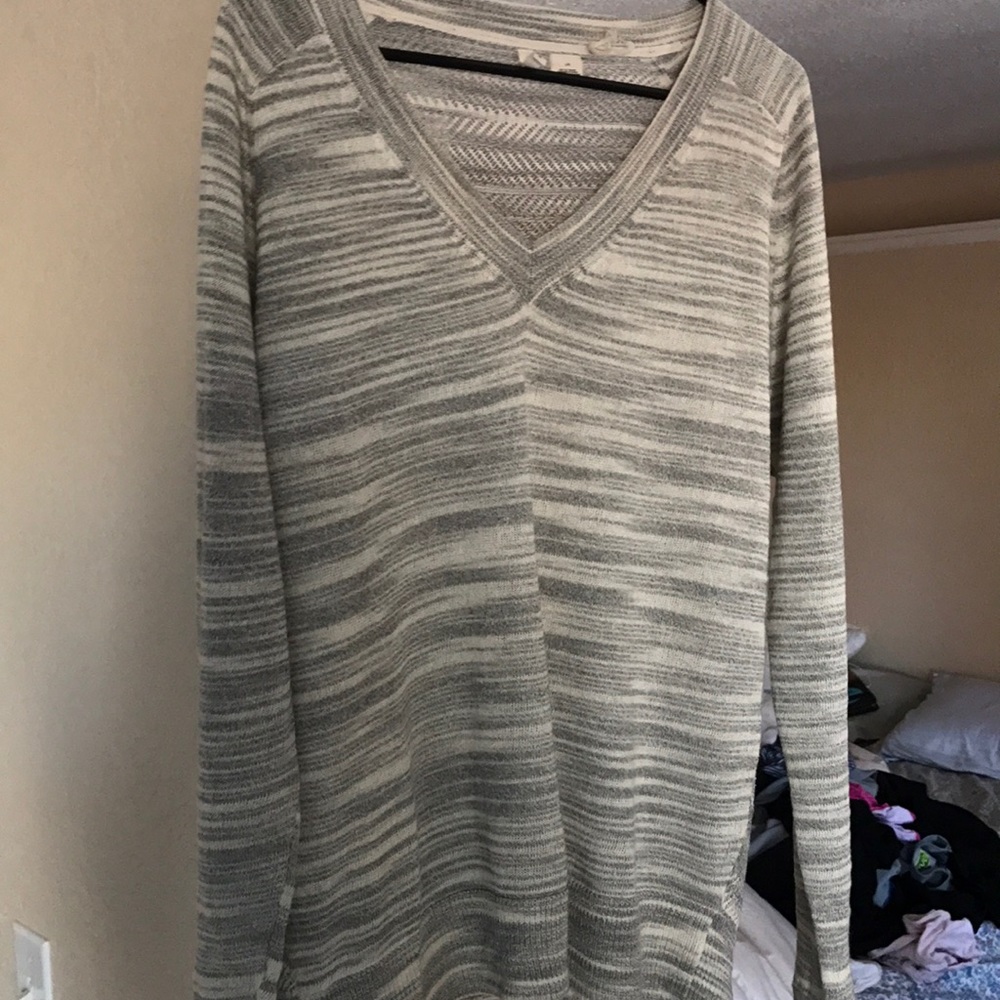 Anthropologie grey v neck long sleeve top/sweater